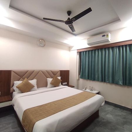 Hotel Earth Inn, Subhash Bridge, Rto Circle, Ahmedabad Esterno foto