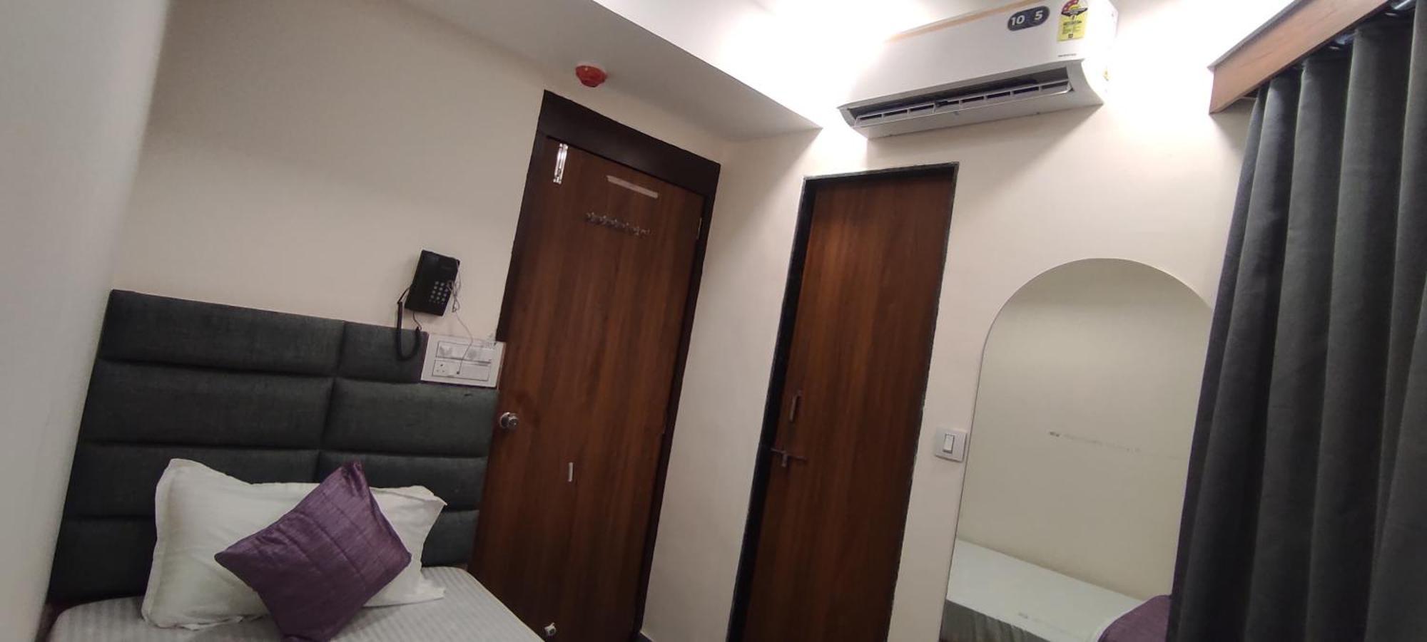 Hotel Earth Inn, Subhash Bridge, Rto Circle, Ahmedabad Esterno foto