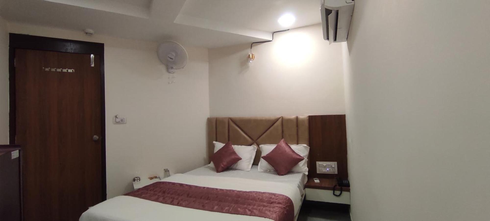 Hotel Earth Inn, Subhash Bridge, Rto Circle, Ahmedabad Esterno foto
