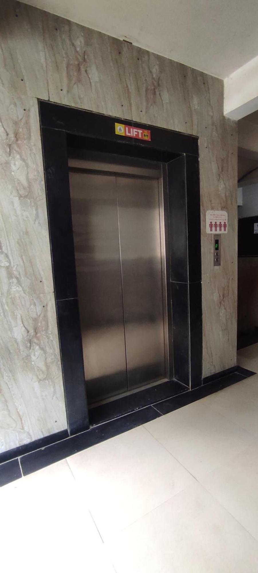 Hotel Earth Inn, Subhash Bridge, Rto Circle, Ahmedabad Esterno foto
