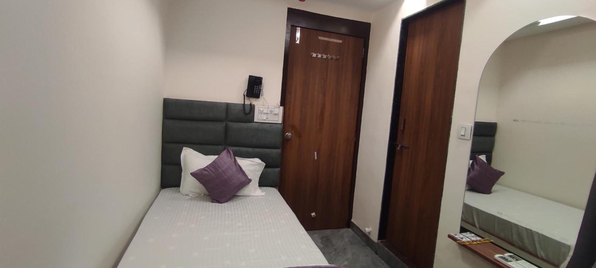 Hotel Earth Inn, Subhash Bridge, Rto Circle, Ahmedabad Esterno foto