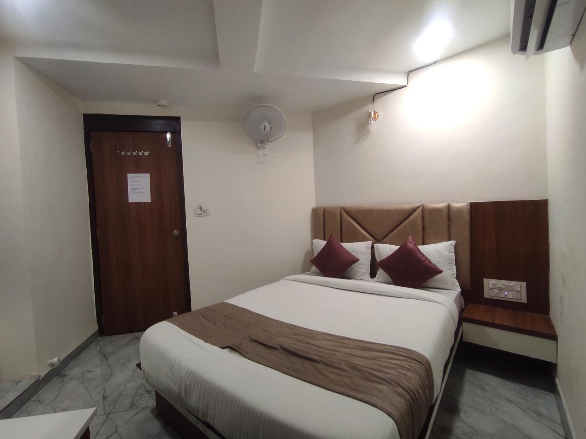 Hotel Earth Inn, Subhash Bridge, Rto Circle, Ahmedabad Esterno foto