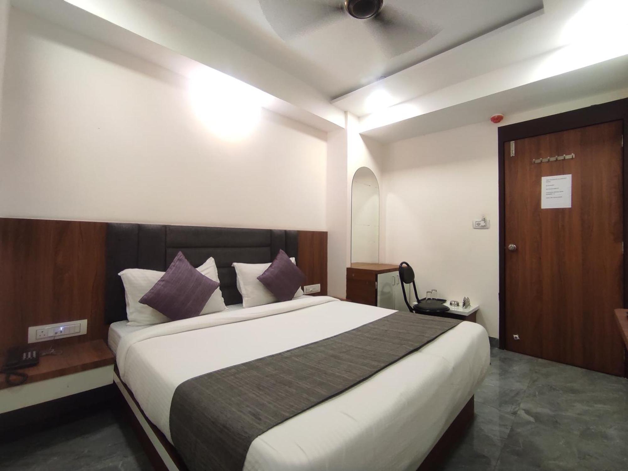 Hotel Earth Inn, Subhash Bridge, Rto Circle, Ahmedabad Esterno foto