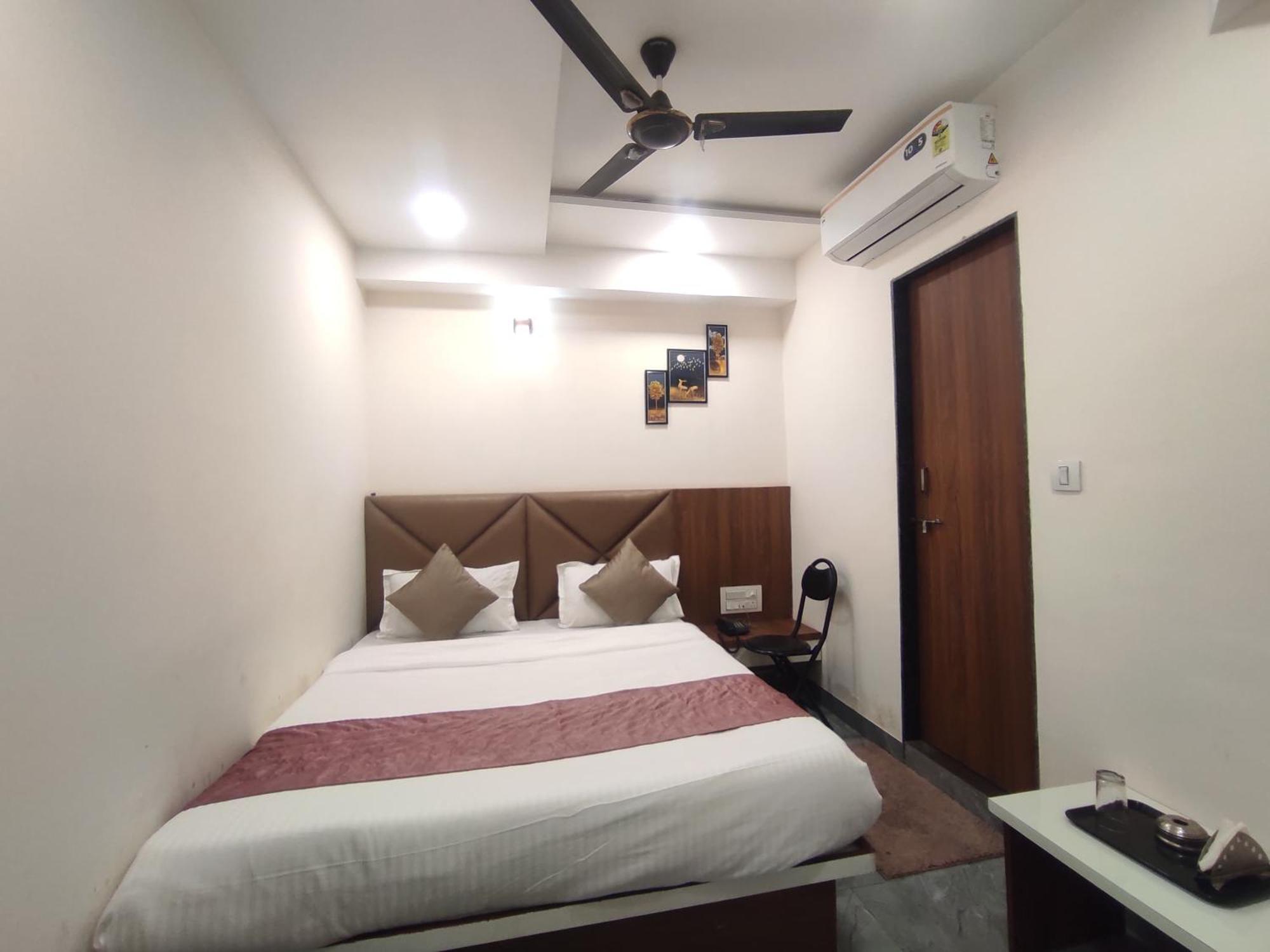 Hotel Earth Inn, Subhash Bridge, Rto Circle, Ahmedabad Esterno foto