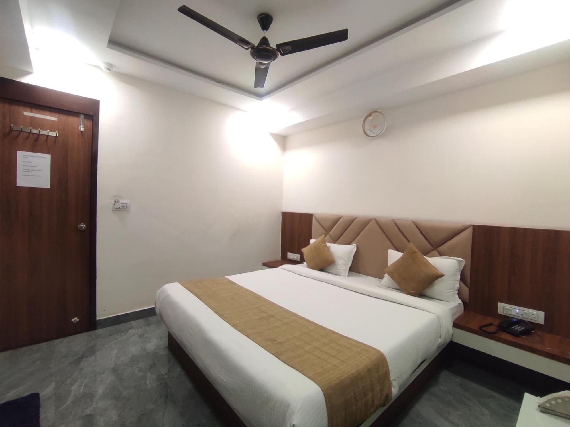 Hotel Earth Inn, Subhash Bridge, Rto Circle, Ahmedabad Esterno foto