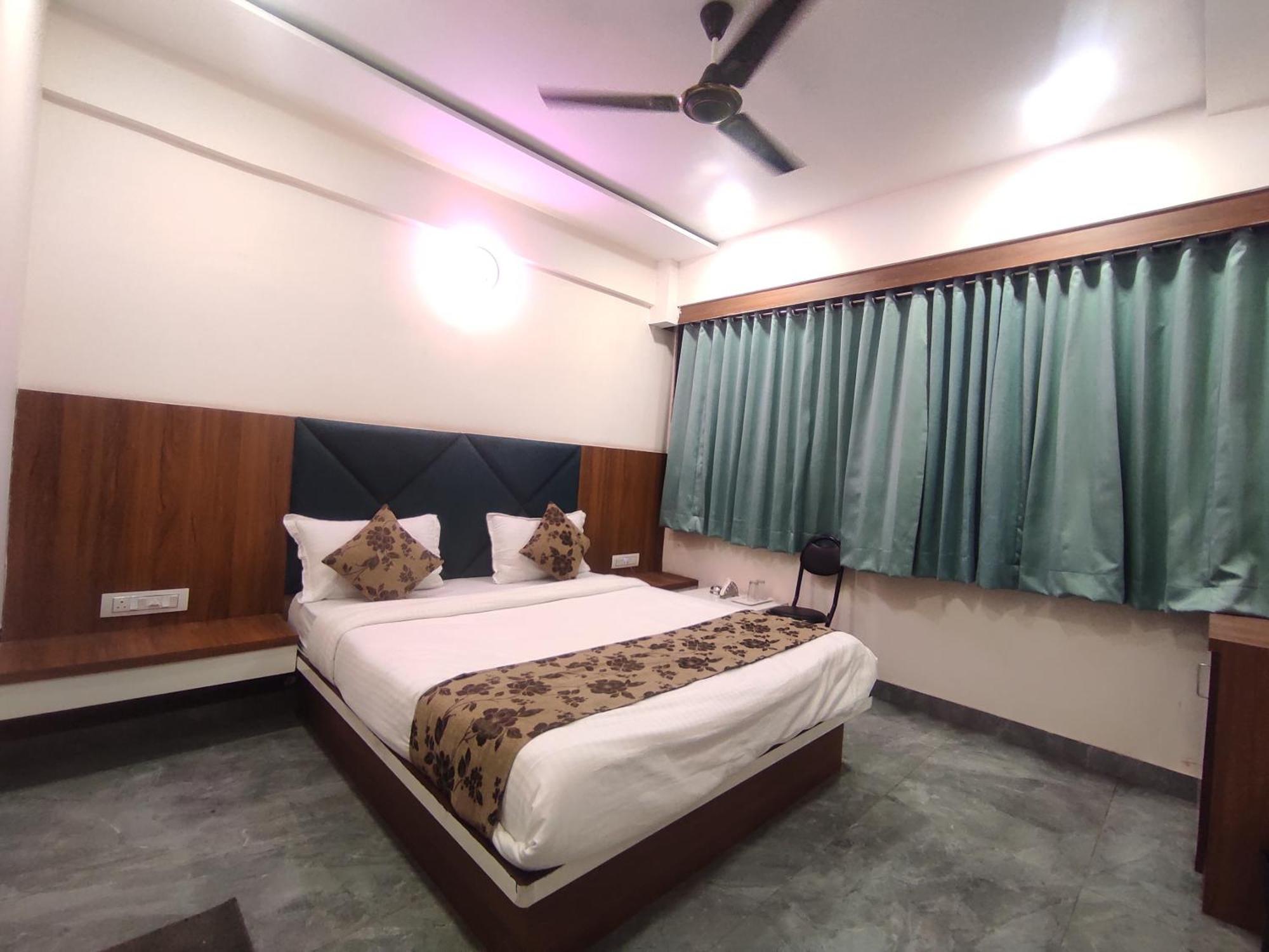 Hotel Earth Inn, Subhash Bridge, Rto Circle, Ahmedabad Esterno foto