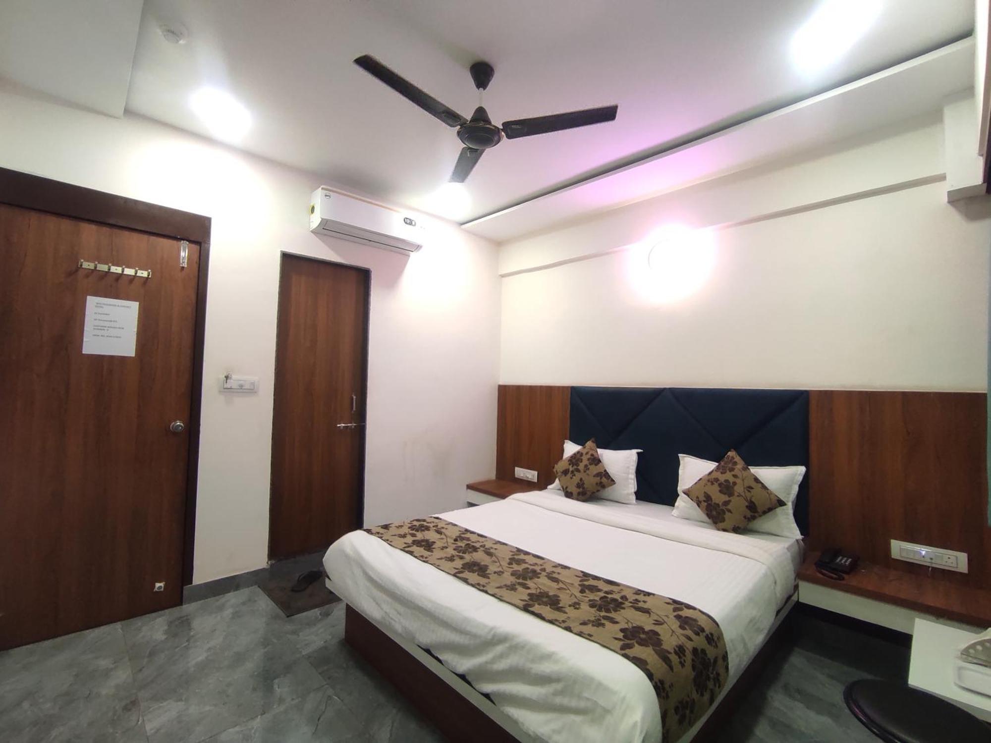 Hotel Earth Inn, Subhash Bridge, Rto Circle, Ahmedabad Esterno foto