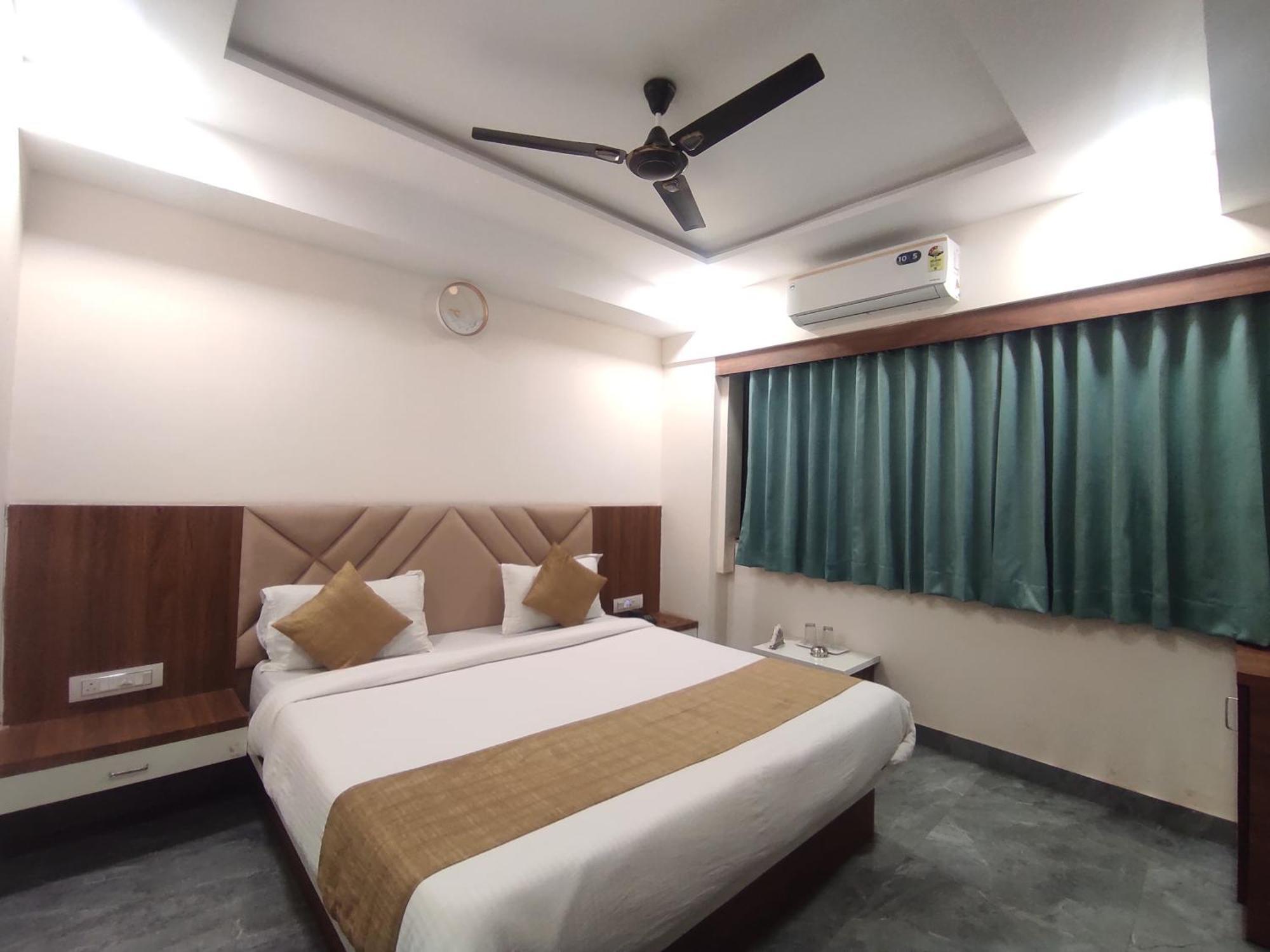 Hotel Earth Inn, Subhash Bridge, Rto Circle, Ahmedabad Esterno foto
